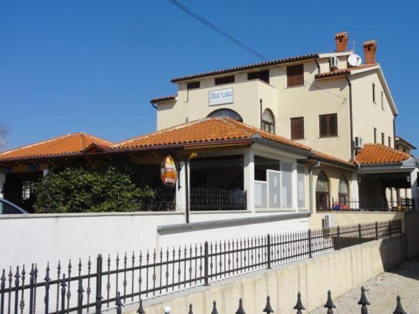 Cozy Apartments And Rooms Pavicini Segotici Exterior photo